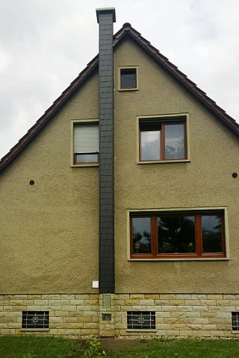 Edelstahlschornstein am Giebel eines Wohnhauses