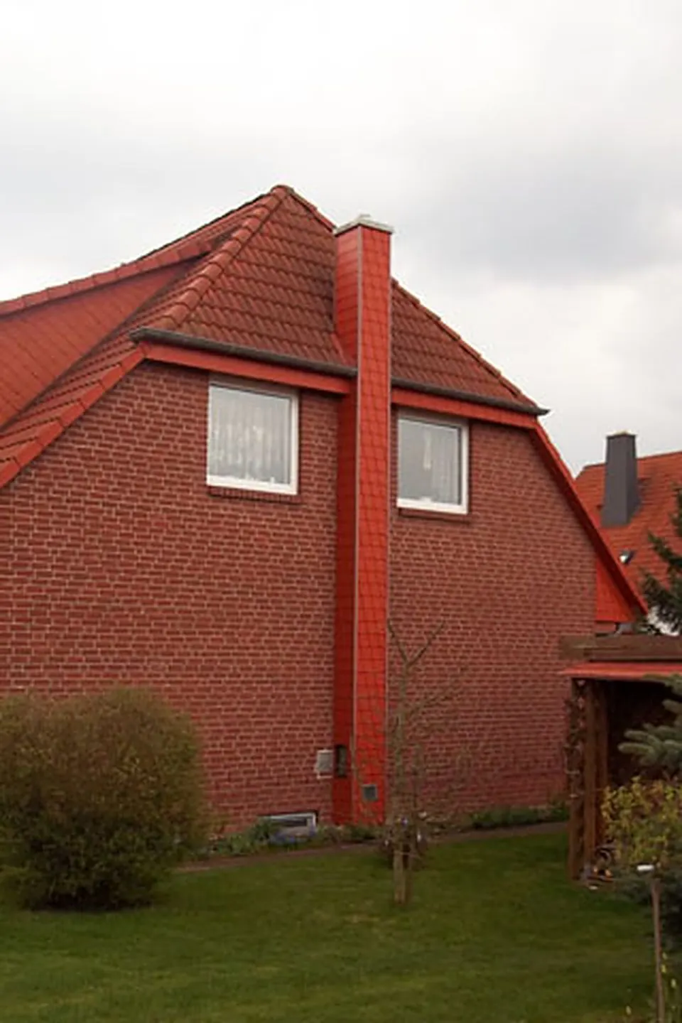 Nachgerüsteter Schornstein an einem Klinkerhaus
